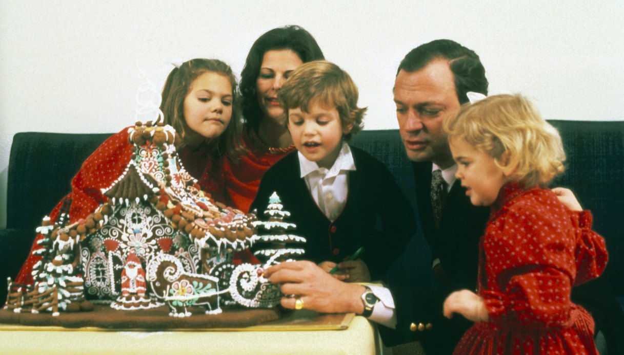 Re Carlo Gustavo di Svezia e sua moglie, la Regina Silvia, posano con i loro figli, Vittoria, Carlo Filippo e Madeleine, il 12 dicembre 1984