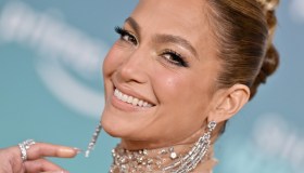 Jennifer Lopez, il look di Natale è oro e bianco (e super chic)