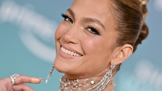 Jennifer Lopez, il look di Natale è oro e bianco (e super chic)