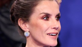 Letizia di Spagna, smoking di velluto con dettagli gioiello: ultimo look 2023
