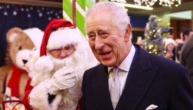 Carlo, il bizzarro regalo di Natale per il suo staff