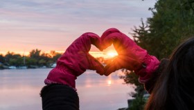 Come festeggiare il solstizio d’inverno, il momento astronomico perfetto per la rinascita spirituale