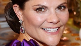 Vittoria di Svezia: schiena nuda e tiara napoleonica ai Nobel: pagelle dei look