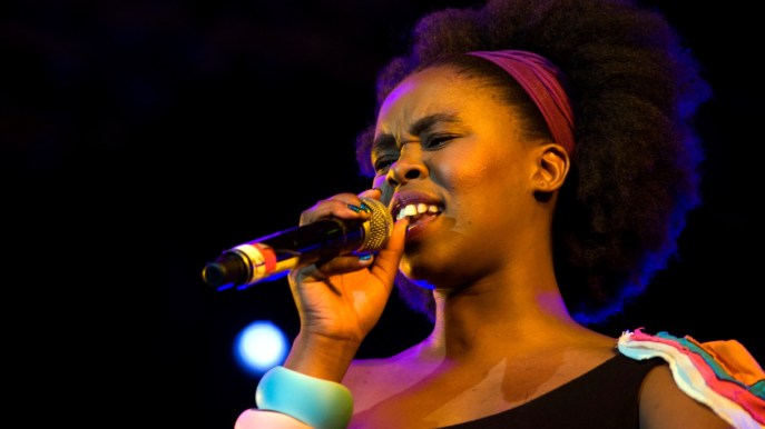 Zahara, morta a 36 anni la cantante simbolo del Sudafrica. Cantò per Mandela