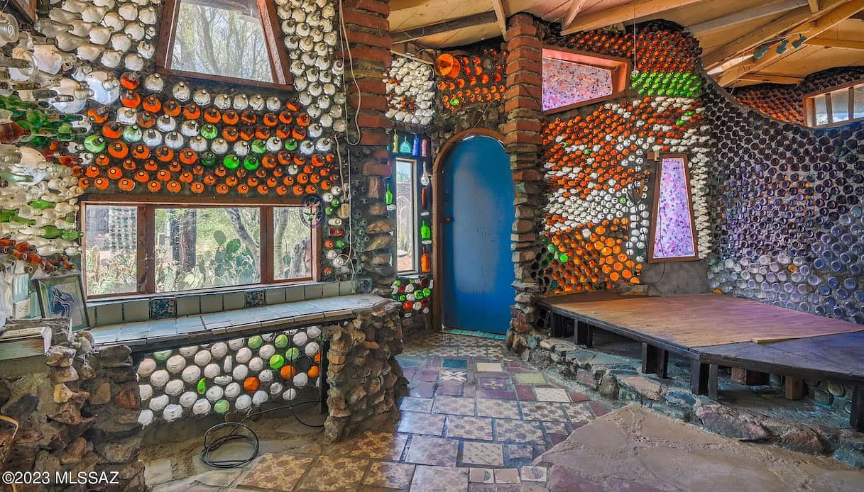 L’incredibile casa ricoperta di bottiglie di vetro