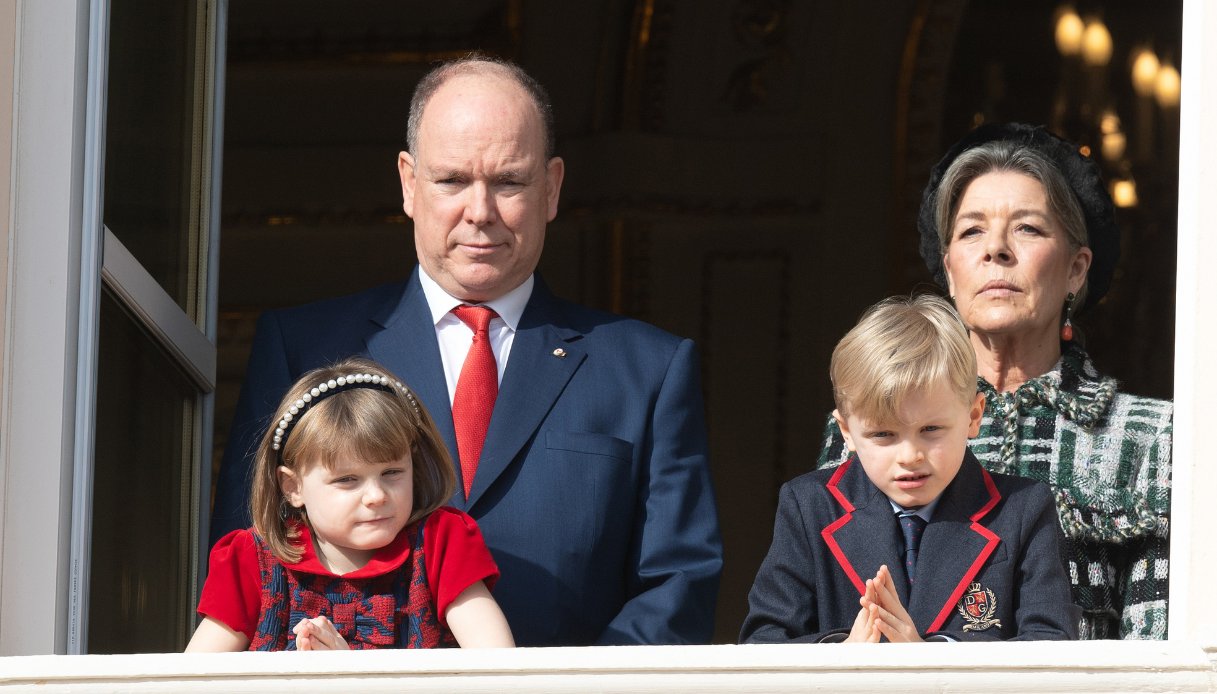 La Principessa Gabriella, il Principe Alberto II di Monaco, il Principe Jacques e la Principessa Carolina di Hannover salutano la folla dal balcone del palazzo 