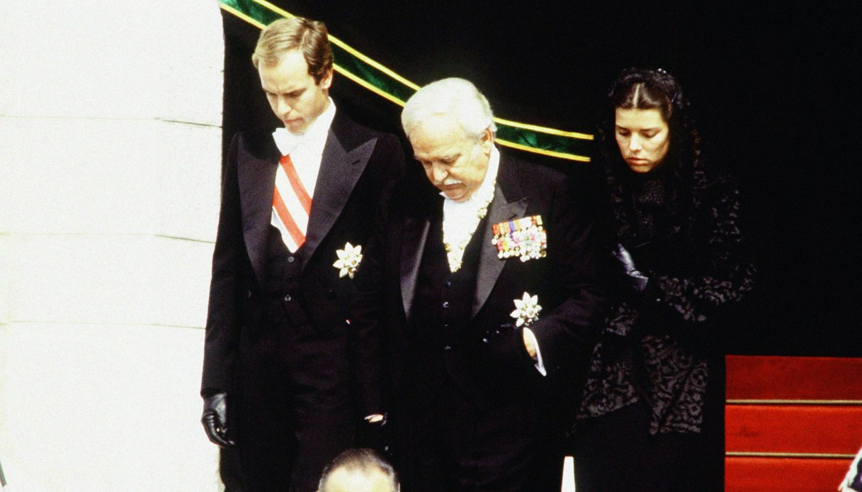 Il Principe Ranieri III di Monaco con i figli, il Principe Alberto e la Principessa Carolina, al funerale della moglie, la Principessa Grace Kelly, il 18 settembre 1982