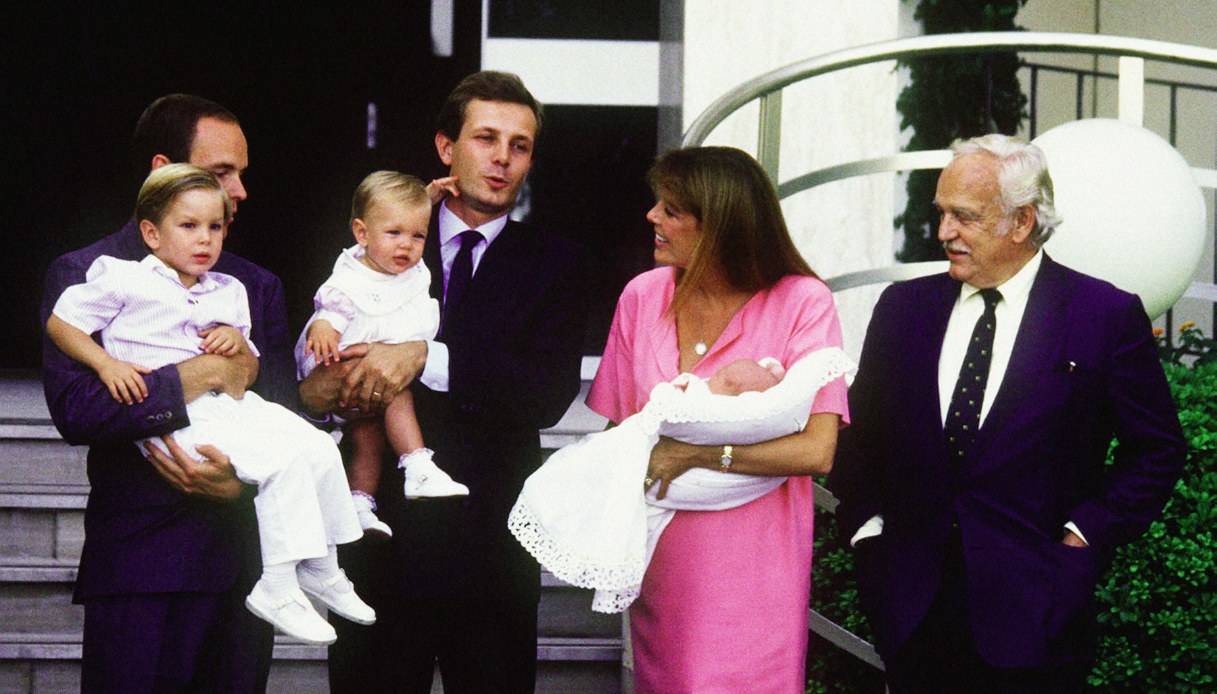 Il Principe Ranieri III di Monaco posa per la nascita del terzo figlio della Principessa Carolina, Pierre Casiraghi, mentre il Principe Alberto è con l'altro figlio Andrea e il marito Stefano Casiraghi con la figlia Charlotte 