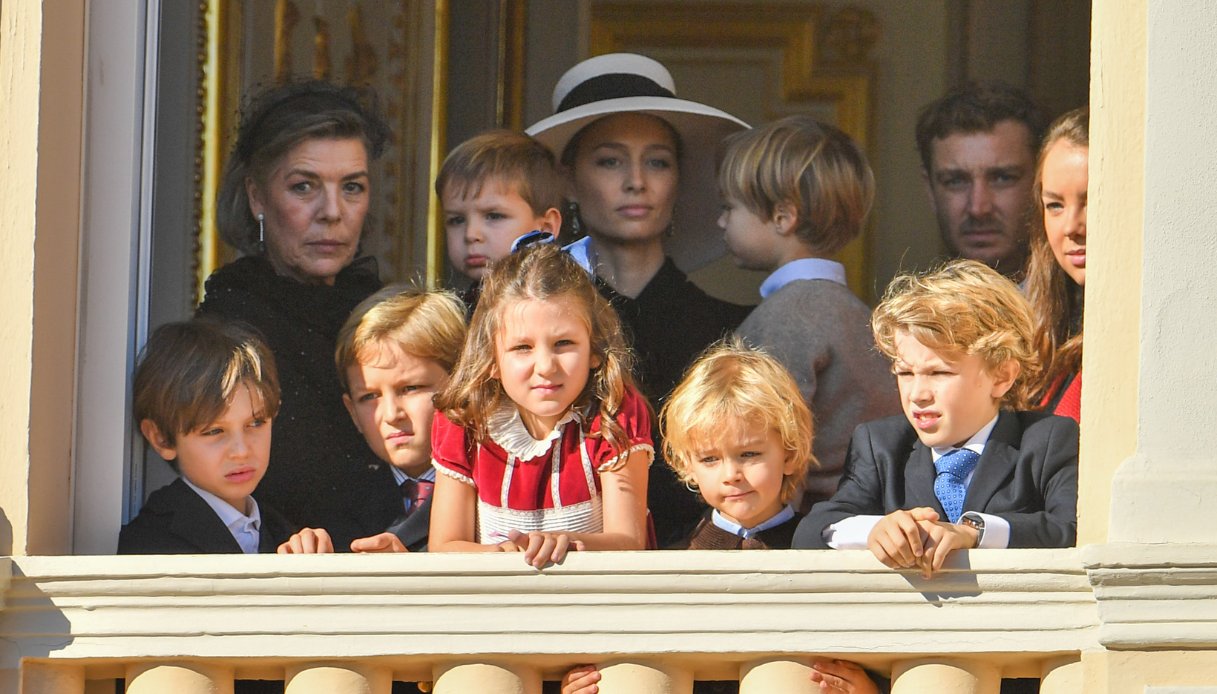 Carolina di Monaco affacciata al balcone del palazzo monegasco in compagnia dei nipoti