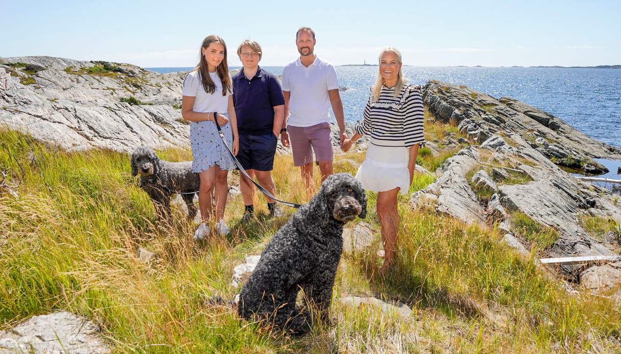 La famiglia reale norvegese posa con i loro cani Milly Kakao e Muffins Krakebolle nel 2020