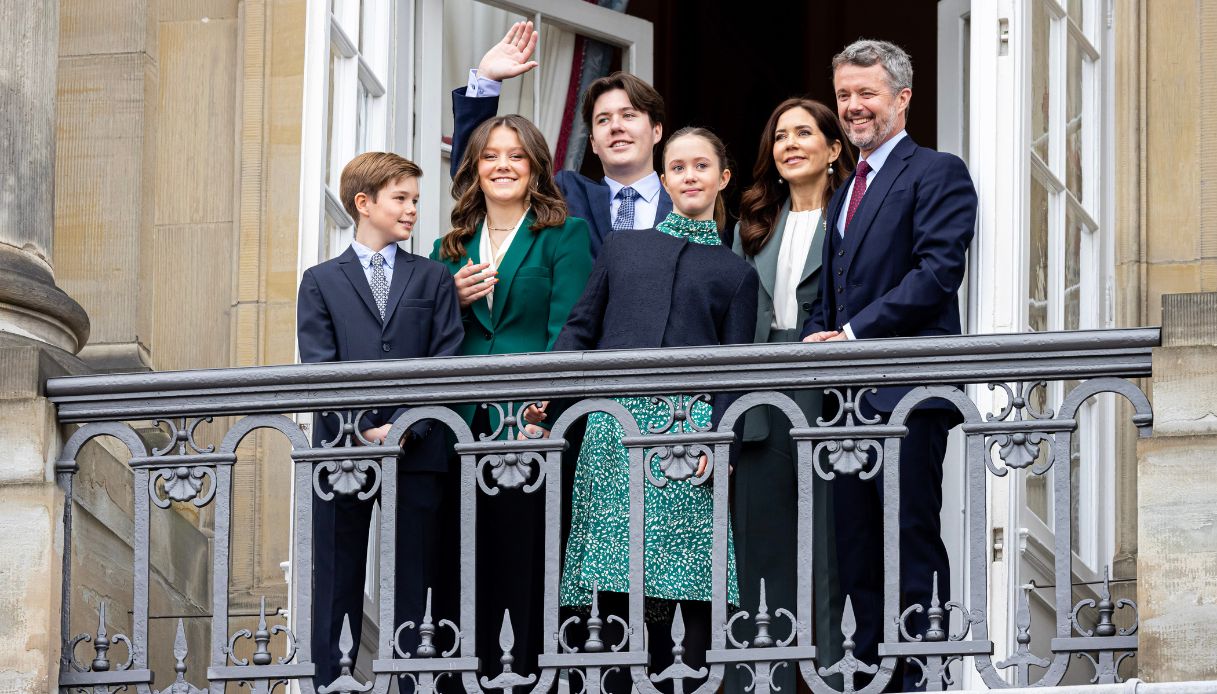 Frederik, Mary e i quattro figli al balcone del Palazzo di Amalienborg il 16 aprile 2023