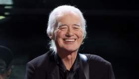 Jimmy Page: gli 80 anni del rocker con la passione per le donne (molto) più giovani