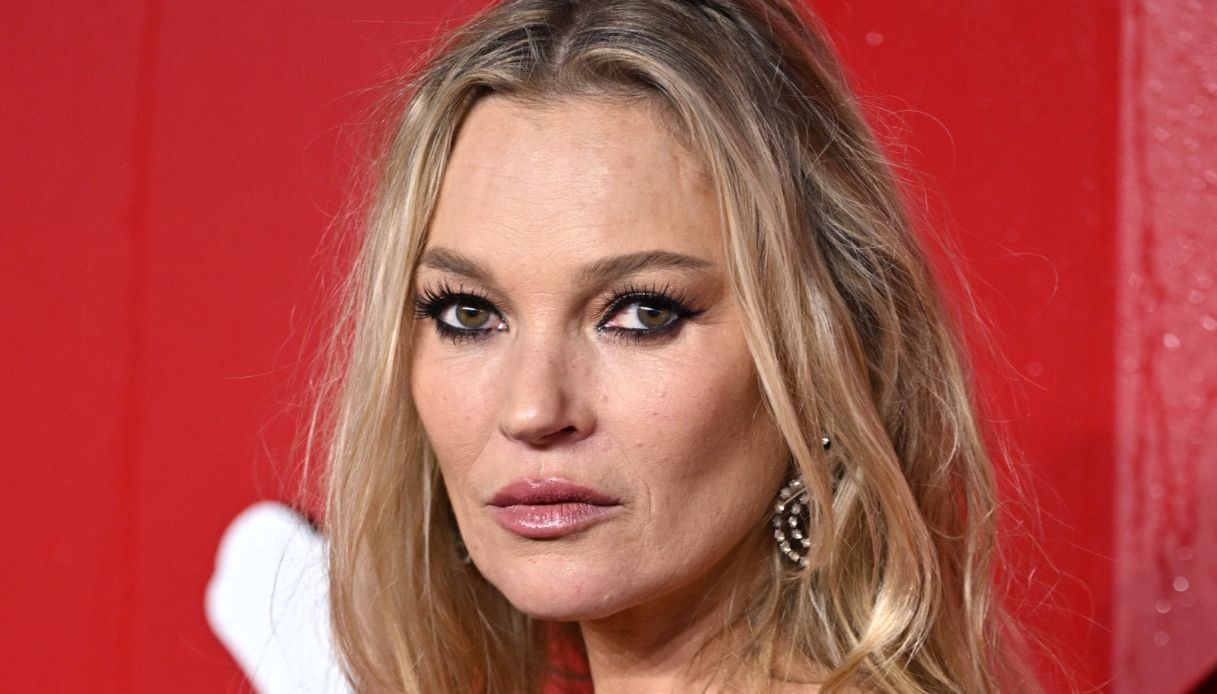 Kate Moss, stupenda cinquantenne, il look del compleanno tutto trasparenze