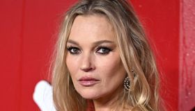 Kate Moss, stupenda cinquantenne, il look del compleanno tutto trasparenze