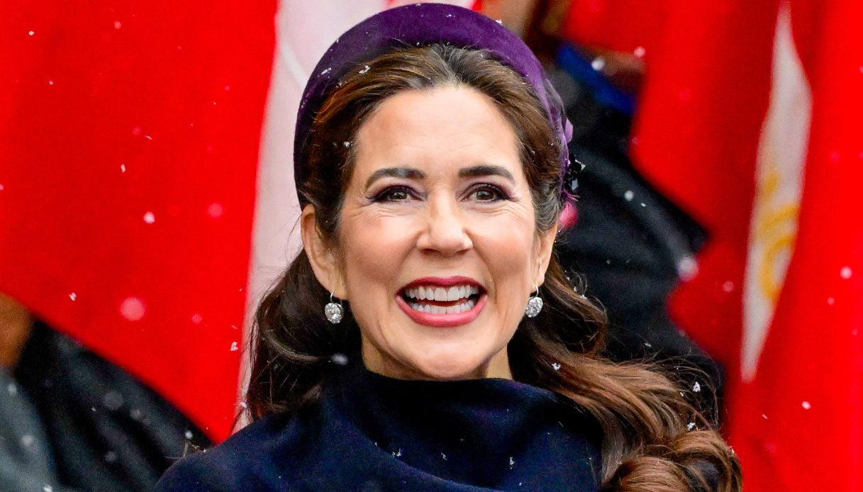Mary di Danimarca sceglie il viola per la prima messa da Regina, le figlie le rubano la scena