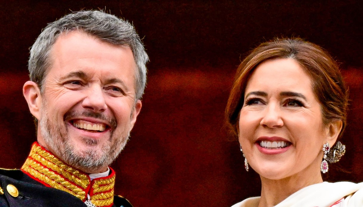 Mary e Federico X di Danimarca: un bacio per sugellare l’incoronazione