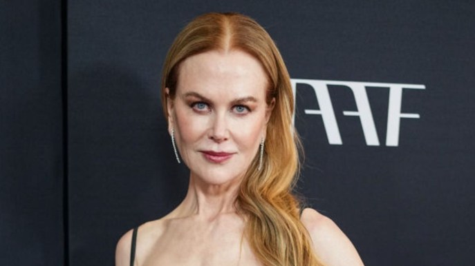 Nicole Kidman strega New York, sfila con la schiena scoperta a 56 anni