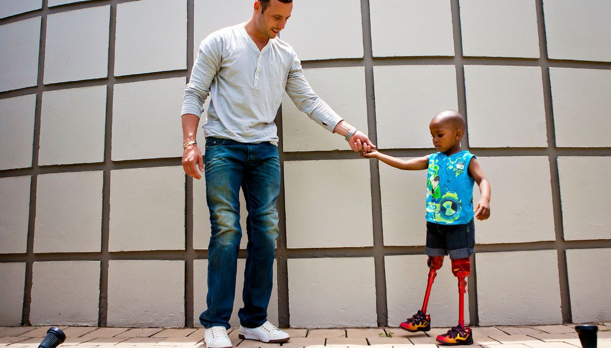 Kitso Mokolometsa, un bambino di 4 anni con gambe amputate, incontra Oscar, il suo eroe 