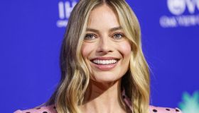 Margot Robbie è ancora Barbie: il look ai Palm Springs Awards