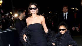 Kylie Jenner, il look coordinato con la figlia Stormi alla Paris Fashion Week
