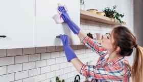 Come rimuovere le macchie di unto dai mobili della cucina