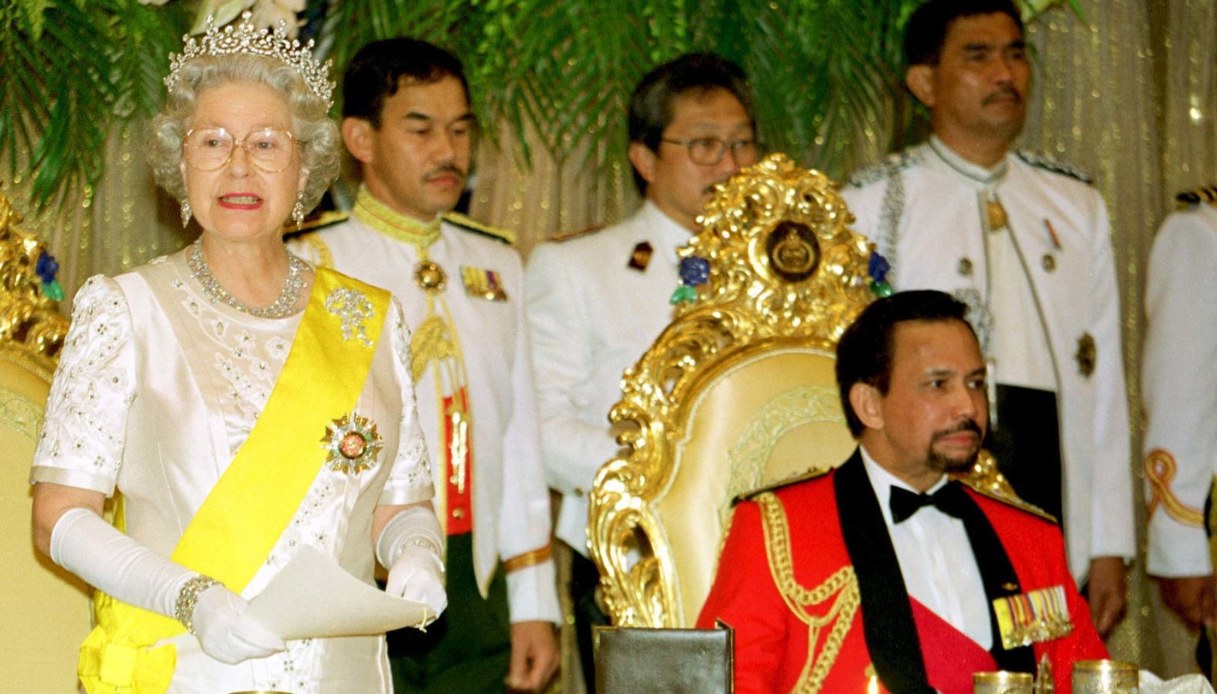 La Regina Elisabetta II ad un banchetto organizzato in suo onore dal Sultano del Brunei nel 1998