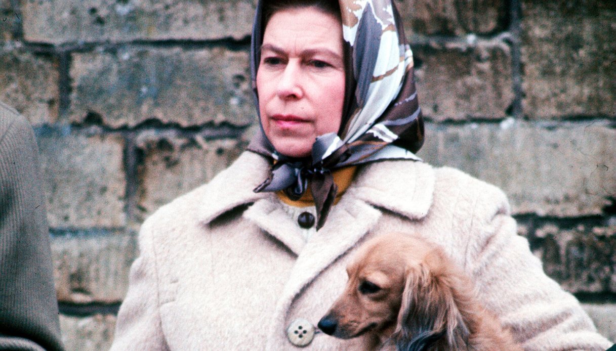 La Regina Elisabetta II con uno dei suoi cani preferiti alle gare equestri di Badminton nell'aprile 1976.