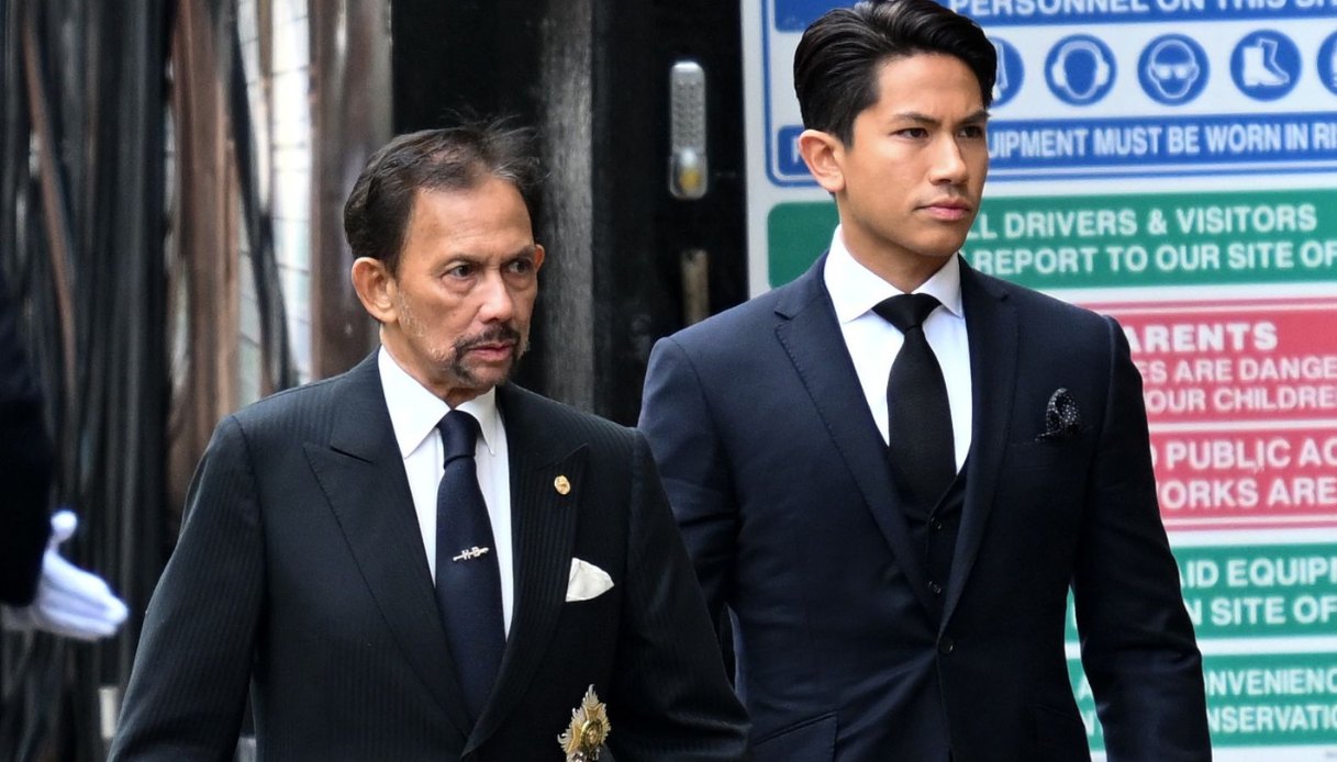 Il Sultano del Brunei, Hassanal Bolkiah, arriva all'Abbazia di Westminster, insieme al figlio Mateen, per i funerali di Elisabetta II