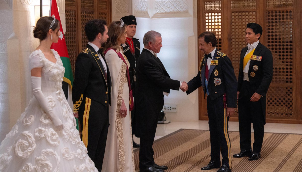 Il Sultano del Brunei e il figlio Mateen salutano Re Abdullah di Giordania durante il ricevimento di nozze del figlio Hussein