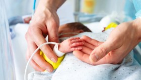 Il neonato abbandonato nel cassonetto e le alternative per chi non vuole essere mamma