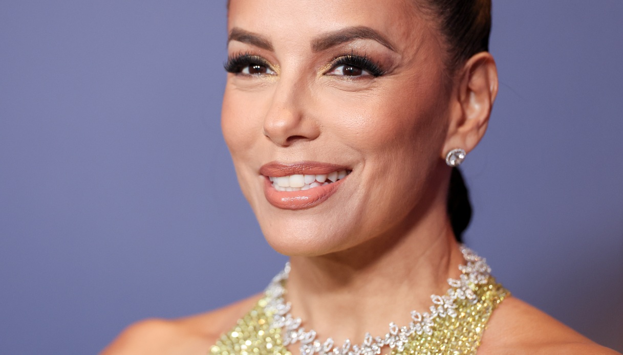 Eva Longoria seduce con l'abito in rete metallica ai Governors Awards