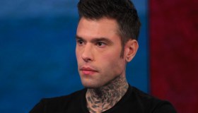 Fedez perde contro il Codacons: “Lecite le accuse di pubblicità occulta e omofobia”