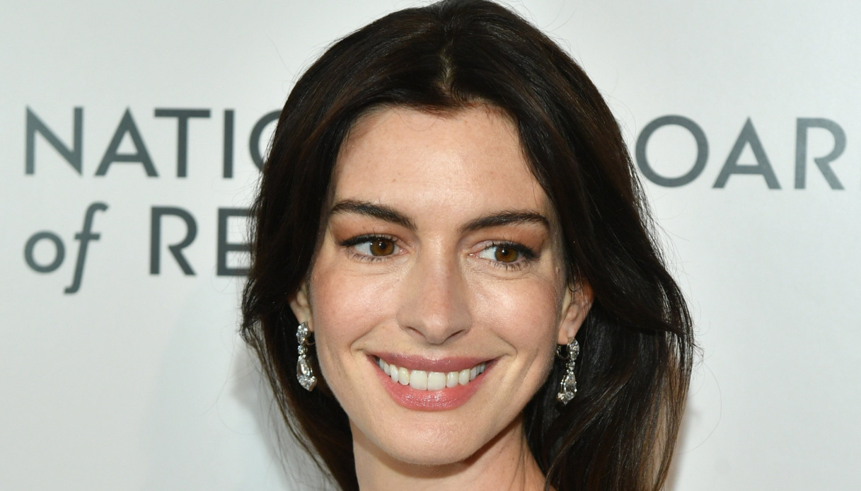 Ad Anne Hathaway hanno copiato il vestito: l’errore di stile al Gala newyorkese