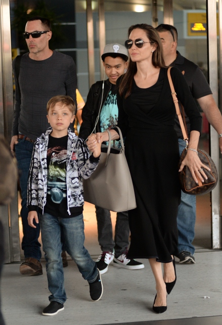 Angelina Jolie con i figli e il fratello