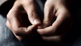 Durante la transizione da donna a uomo scopre di essere incinta