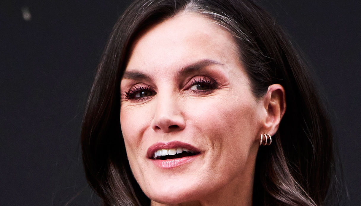 Letizia di Spagna seduce col cambio di look: tailleur rosso e tuta vittoriana