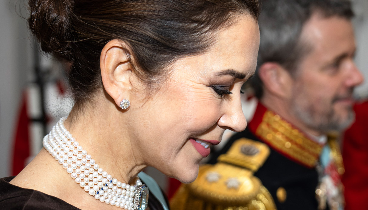 Mary di Danimarca supera il tradimento e al gala è la Regina dei contrasti