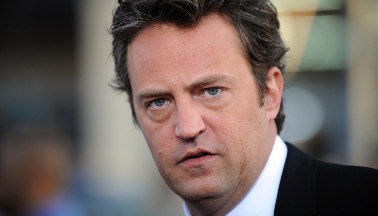 “Matthew Perry manipolatore e violento”: gravi accuse dopo la morte dell’attore