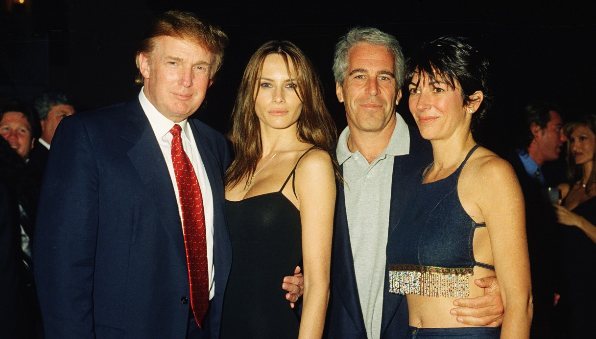 Ghislaine Maxwell a una festa con Jeffrey Epstein e Donald e Melania Trump