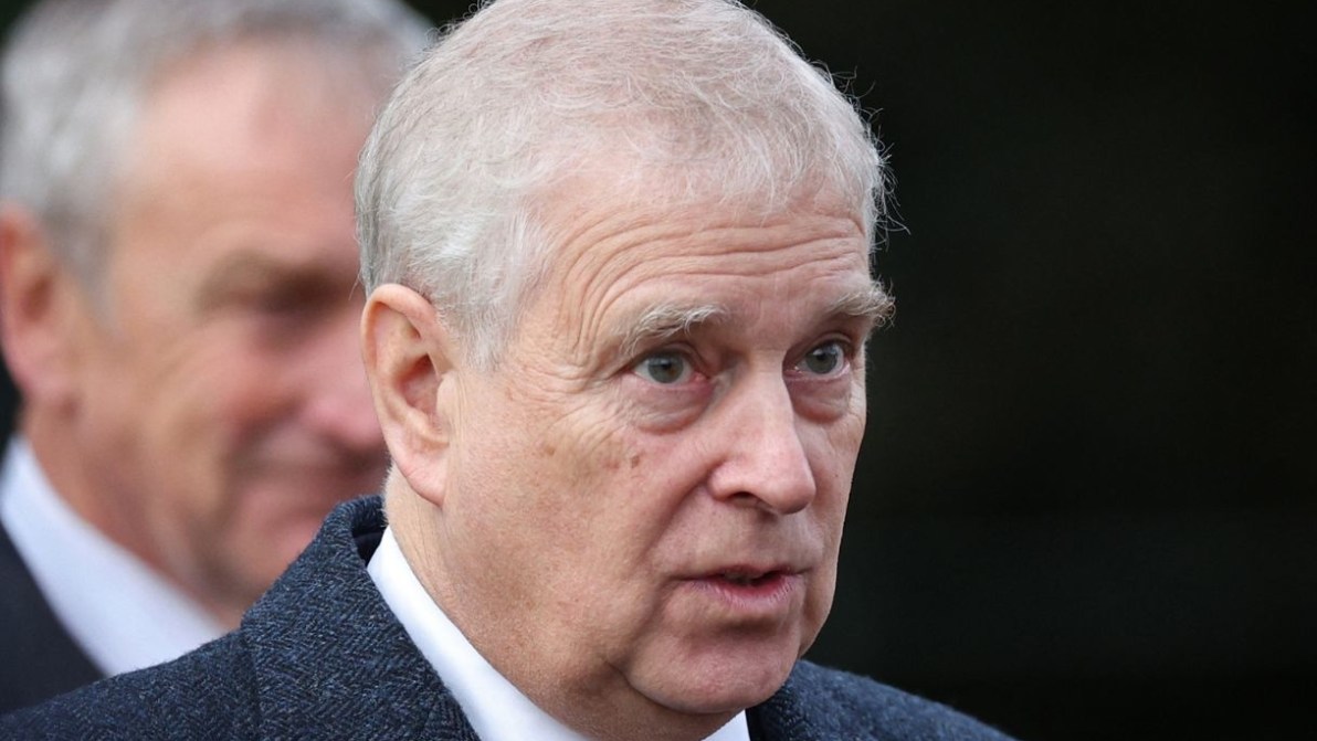 Un gruppo di manifestanti attacca l’ex Principe Andrea nella sua nuova casa