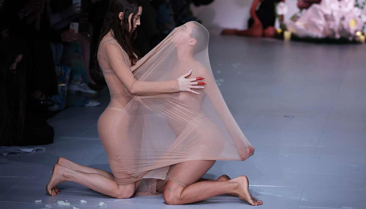 LFW, la scandalosa sfilata Di Petsa, che celebra l’amore senza pudore