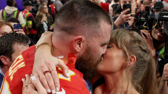 Super Bowl 2024, il bacio di Taylor Swift al fidanzato Travis Kelce che ha vinto