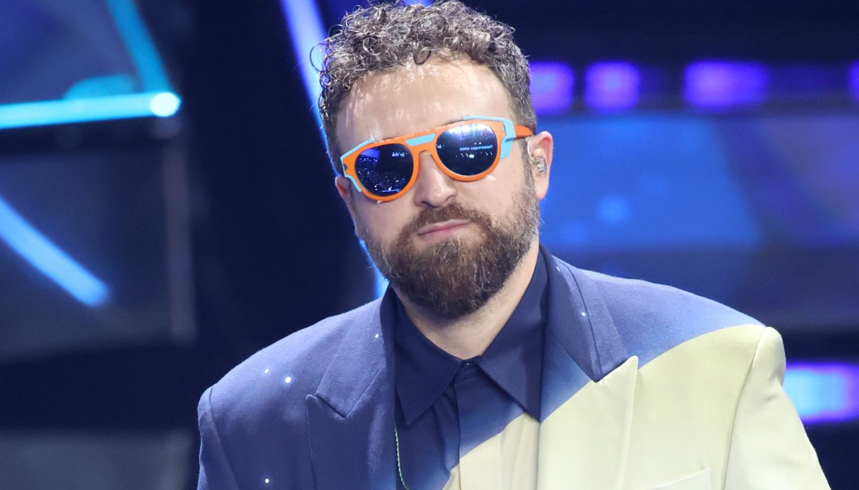 Dargen D’Amico, il significato del look della seconda serata di Sanremo