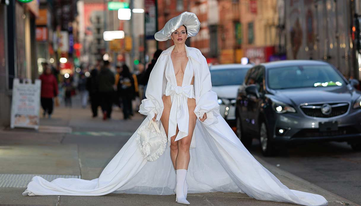 Julia Fox alla sfilata Willy Chavarria durante la New York Fashion Week di febbraio 2024