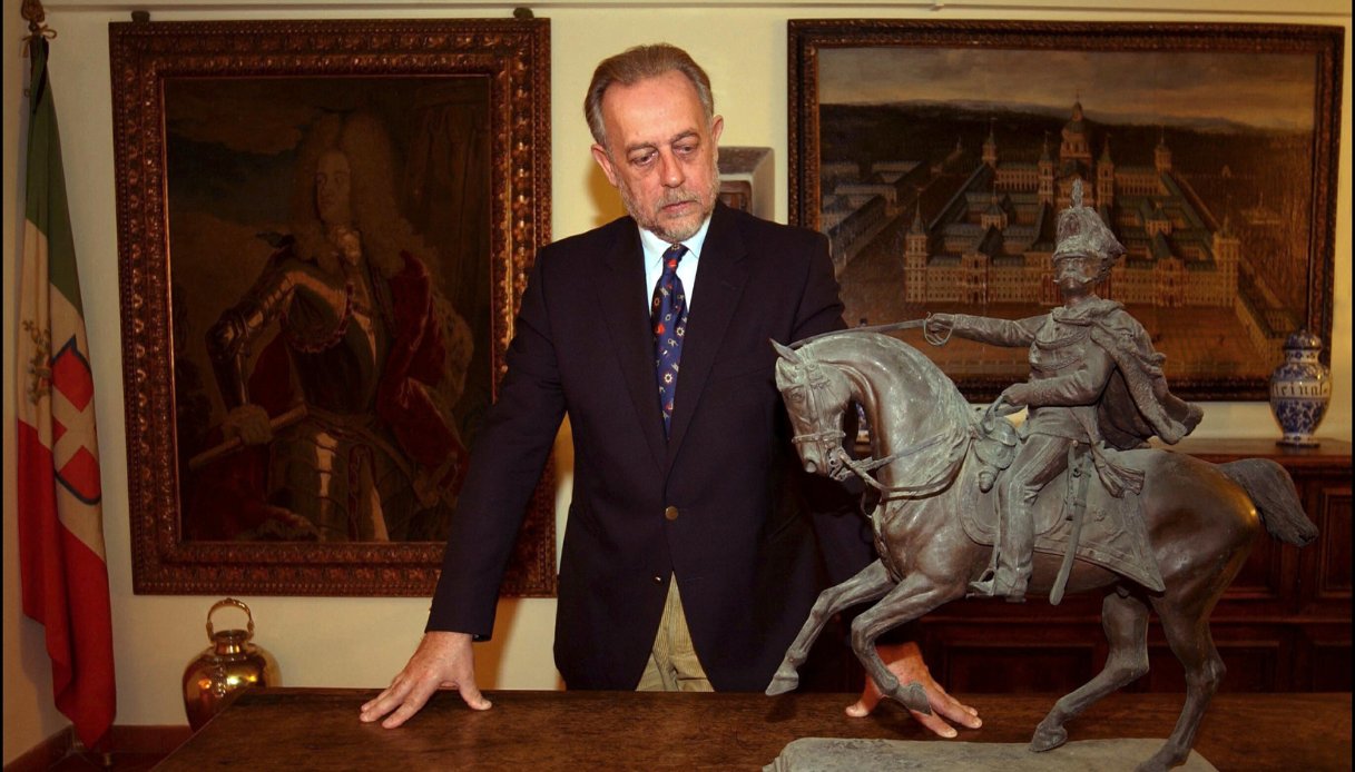 Amedeo di Savoia-Aosta con una statua del Re Umberto I
