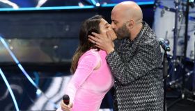 Il bacio tra Emma e Giuliano Sangiorgi: il FantaSanremo non c’entra