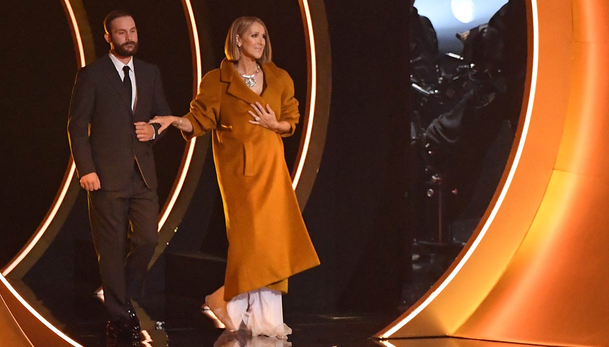 Celine Dion arriva ai Grammy Awards 2024 accompagnata dal figlio