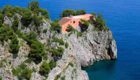 La magnifica Casa Malaparte a picco sul mare