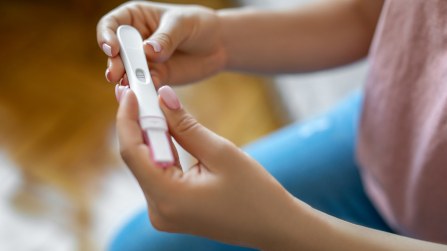 Costretta a fare il test di gravidanza scopre di essere incinta. L’azienda la licenzia
