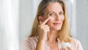 Pelle del viso in menopausa: le migliori creme da usare